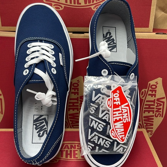 Vans Men’s Authentic (Angstrping) Dress blue/True White
VN000EE332D
Sneakers - Picture 13 of 16